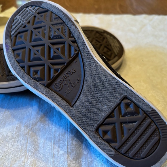 Converse All Stars Youth Size 2 Black, Lowtop - Picture 2 of 7